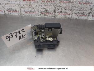 O157355 Gebruikte slotmechaniek portier 4deurs rechts-voor Dacia Sandero