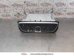 Gebruikte Radio Renault Megane III Coupe (DZ) 1.4 16V TCe 130 Prijs op aanvraag aangeboden door Autodemontage M.J. Rutte B.V.