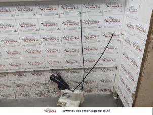 O157407 Gebruikte deurslot mechaniek 4deurs links-achter Nissan Pixo