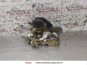 O157464 Gebruikte slotmechaniek portier 2deurs rechts Mercedes Sprinter