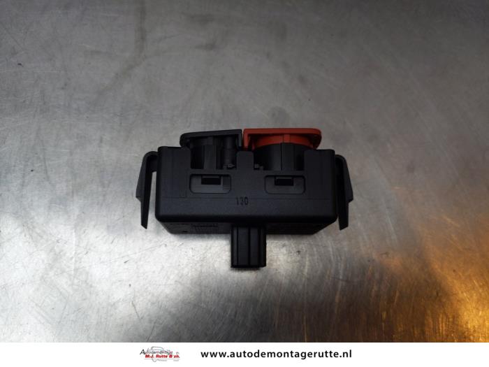 Schakelaar Paniekverlichting van een Renault Megane III Coupe (DZ) 1.4 16V TCe 130 2010