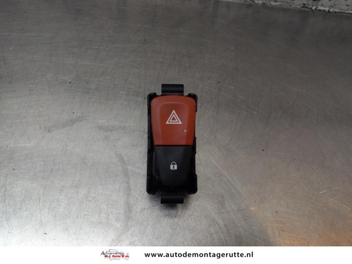 Schakelaar Paniekverlichting van een Renault Megane III Coupe (DZ) 1.4 16V TCe 130 2010