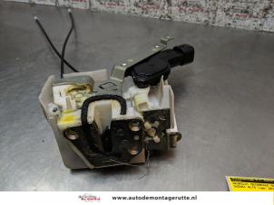 O157807 Gebruikte slotmechaniek portier 4deurs links-achter Suzuki Alto
