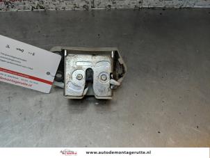 O157885 Gebruikte slotmechaniek achterklep Suzuki Alto