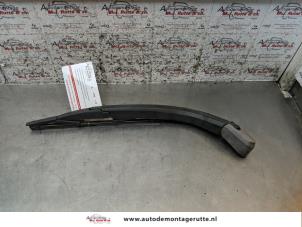 O157887 Gebruikte ruitenwisserarm achter Suzuki Alto