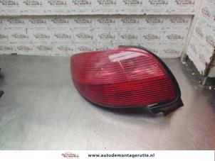 O158122 Gebruikte achterlicht links Peugeot 206