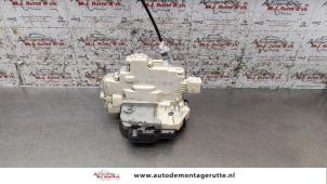 O158537 Gebruikte slotmechaniek portier 4deurs rechts-voor Audi A4