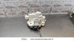 O158538 Gebruikte portierslot mechaniek 4deurs links-voor Audi A4