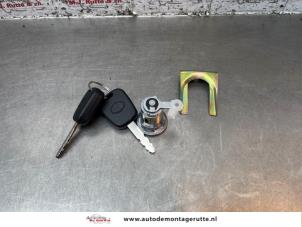 Nieuwe Cilinderslot Portier links Citroen C1 Prijs € 25,00 Inclusief btw aangeboden door Autodemontage M.J. Rutte B.V.