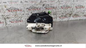 O158916 Gebruikte slotmechaniek portier 4deurs links-achter Mitsubishi Lancer