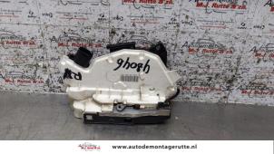 O160019 Gebruikte slotmechaniek portier 4deurs rechts-voor Skoda Fabia