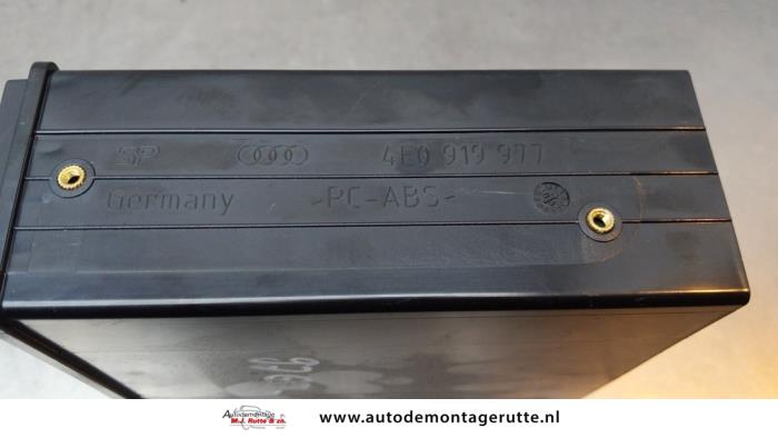 Module Navigatie van een Audi A8 (D3) 4.2 V8 40V Quattro 2003