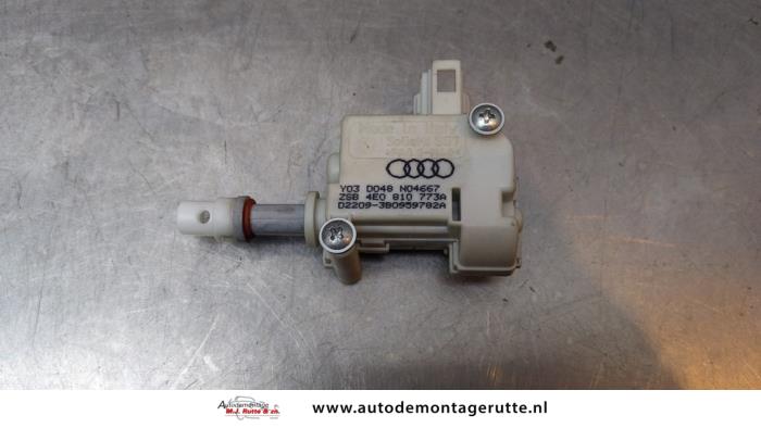Tankklep Vergrendelingsmotor van een Audi A8 (D3) 4.2 V8 40V Quattro 2003