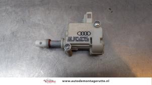 Gebruikte Tankklep Vergrendelingsmotor Audi A8 (D3) 4.2 V8 40V Quattro Prijs € 25,00 Margeregeling aangeboden door Autodemontage M.J. Rutte B.V.