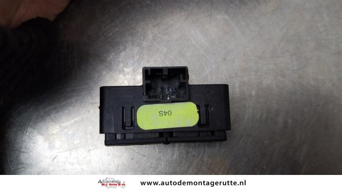 Tankklep Schakelaar van een Audi A8 (D3) 4.2 V8 40V Quattro 2003