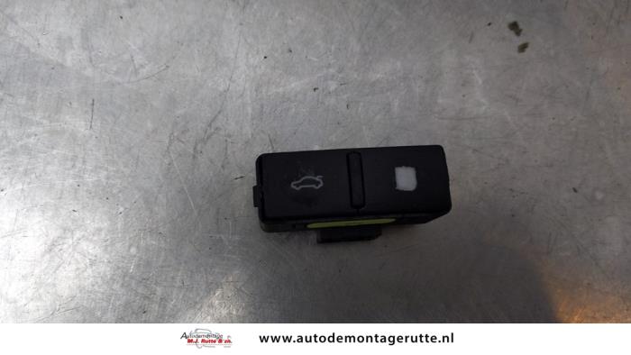 Tankklep Schakelaar van een Audi A8 (D3) 4.2 V8 40V Quattro 2003