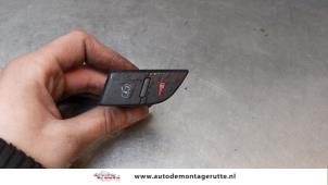 Gebruikte Centrale deurvergrendeling Schakelaar Audi A8 (D3) 4.2 V8 40V Quattro Prijs € 15,00 Margeregeling aangeboden door Autodemontage M.J. Rutte B.V.