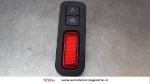 Gebruikte Schakelaar Audi A8 (D3) 4.2 V8 40V Quattro Prijs € 25,00 Margeregeling aangeboden door Autodemontage M.J. Rutte B.V.