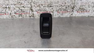 O160213 Gebruikte schakelaar elektrisch raam Toyota Corolla Verso