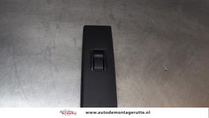 O160225 Gebruikte schakelaar elektrisch raam Toyota Corolla Verso