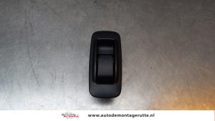 O160249 Gebruikte schakelaar elektrisch raam Toyota Corolla Verso