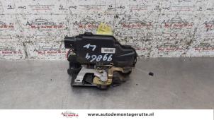 O160314 Gebruikte slotmechaniek portier 4deurs links-voor Volkswagen Golf