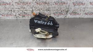 O160411 Gebruikte slotmechaniek portier 4deurs rechts-achter Mitsubishi Outlander