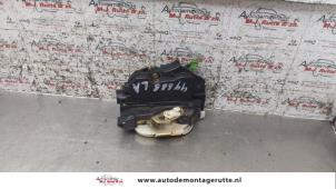 O160418 Gebruikte slotmechaniek portier 4deurs links-achter Mitsubishi Outlander