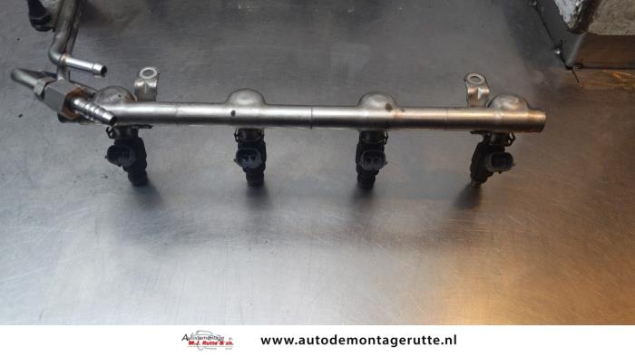 Injector brug van een Audi A8 (D3) 4.2 V8 40V Quattro 2003