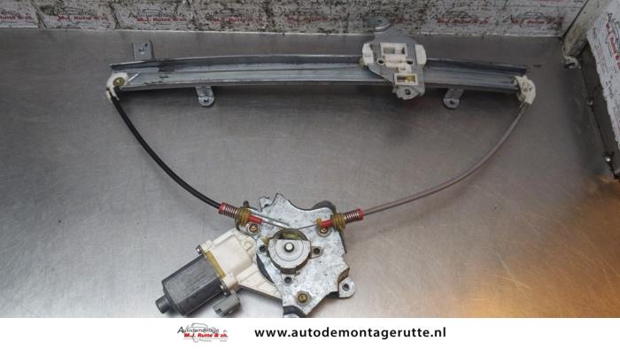 Ruitmechaniek 2Deurs links-voor van een Nissan Micra (K12) 1.2 16V 2003