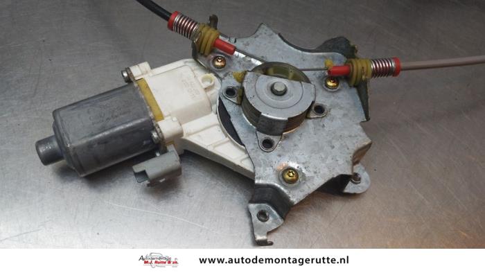 Ruitmechaniek 2Deurs links-voor van een Nissan Micra (K12) 1.2 16V 2003