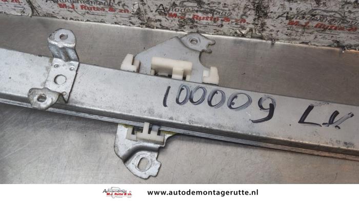 Ruitmechaniek 2Deurs links-voor van een Nissan Micra (K12) 1.2 16V 2003