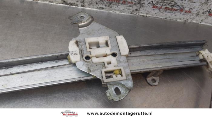 Ruitmechaniek 2Deurs links-voor van een Nissan Micra (K12) 1.2 16V 2003