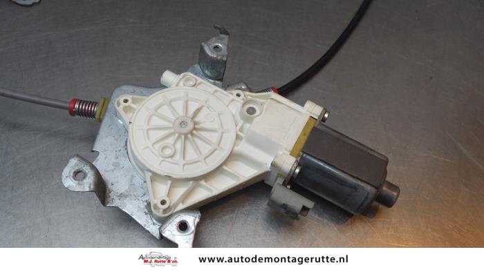 Ruitmechaniek 2Deurs links-voor van een Nissan Micra (K12) 1.2 16V 2003