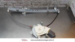 O161093 Gebruikte ruitmechaniek 2deurs links-voor Nissan Micra