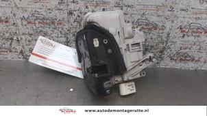 O161079 Gebruikte portierslot mechaniek 4deurs links-voor Audi A4