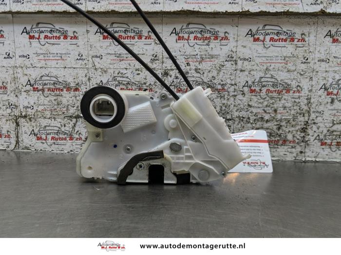 Deurslot Mechaniek 4Deurs links-voor van een Toyota Yaris II (P9) 1.0 12V VVT-i 2011