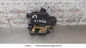 O161180 Gebruikte slotmechaniek portier 4deurs links-voor Skoda Octavia