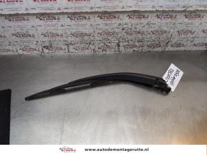 O161653 Gebruikte ruitenwisserarm achter Mazda 2.