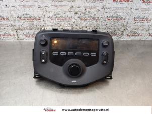Gebruikte Radio Peugeot 108 1.0 12V Prijs op aanvraag aangeboden door Autodemontage M.J. Rutte B.V.