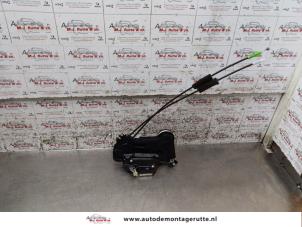 O162251 Gebruikte portierslot mechaniek 4deurs links-voor Peugeot 108