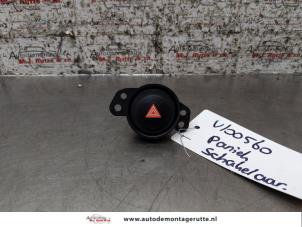 O162252 Gebruikte paniekverlichtings schakelaar Peugeot 108
