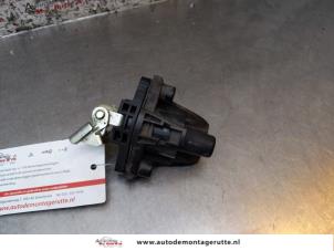 O162280 Gebruikte schakelaar achterklep Peugeot 108