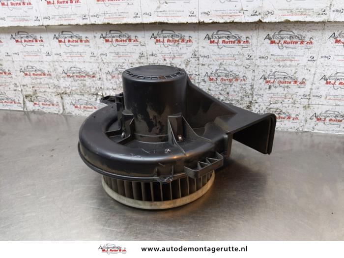 Kachel Ventilatiemotor van een Seat Ibiza IV SC (6J1) 1.2 12V 2009