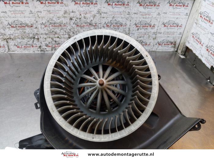 Kachel Ventilatiemotor van een Seat Ibiza IV SC (6J1) 1.2 12V 2009