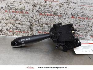 Gebruikte Knipperlicht Schakelaar Hyundai Accent 1.4i 16V Prijs op aanvraag aangeboden door Autodemontage M.J. Rutte B.V.