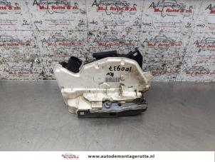 O163446 Gebruikte slotmechaniek portier 4deurs rechts-voor Skoda Fabia