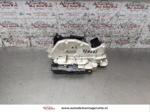 O163447 Gebruikte deurslot mechaniek 4deurs links-voor Skoda Fabia