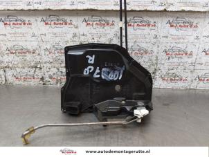 O163469 Gebruikte portierslot mechaniek 4deurs rechts-voor Suzuki Swift