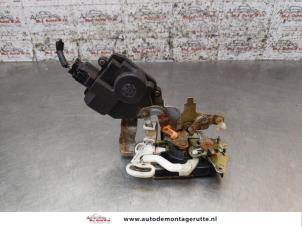 O163728 Gebruikte slotmechaniek portier 4deurs links-voor Kia Rio
